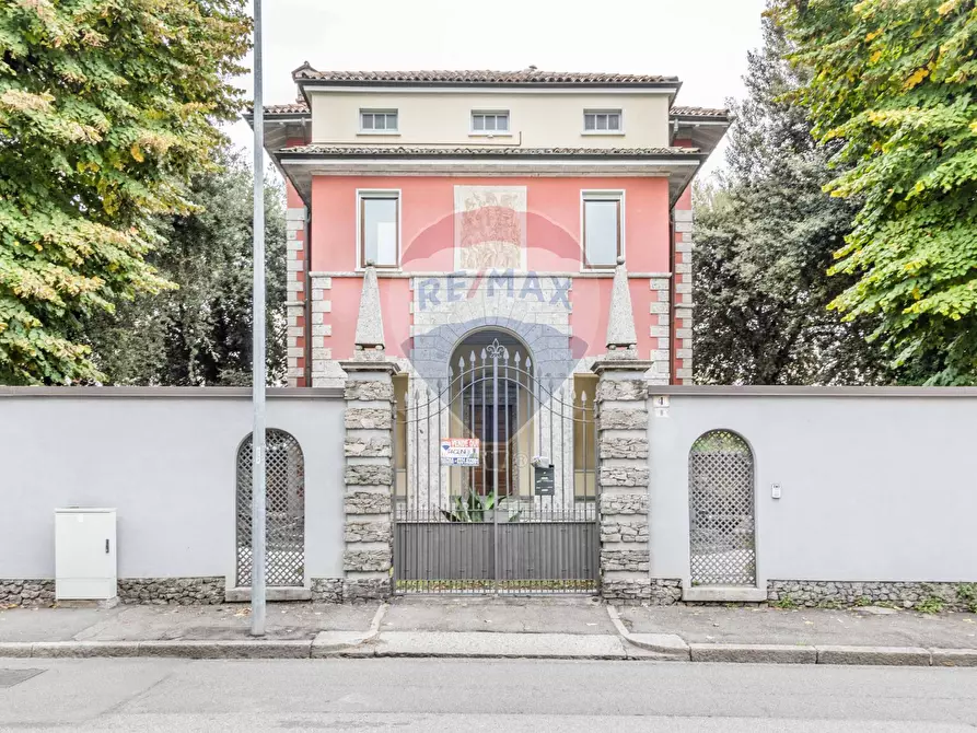 Immagine 1 di Villa in vendita  in VIA QUINTINO SELLA a Busto Arsizio