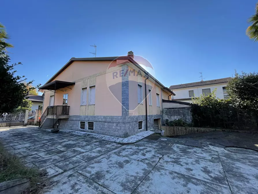 Immagine 1 di Casa indipendente in vendita  in via Cesare Battisti a Rho