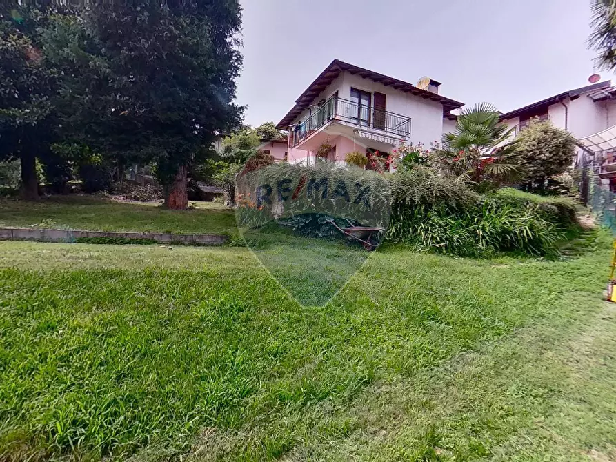 Immagine 1 di Villa in vendita  in via del Navello a Laveno-Mombello