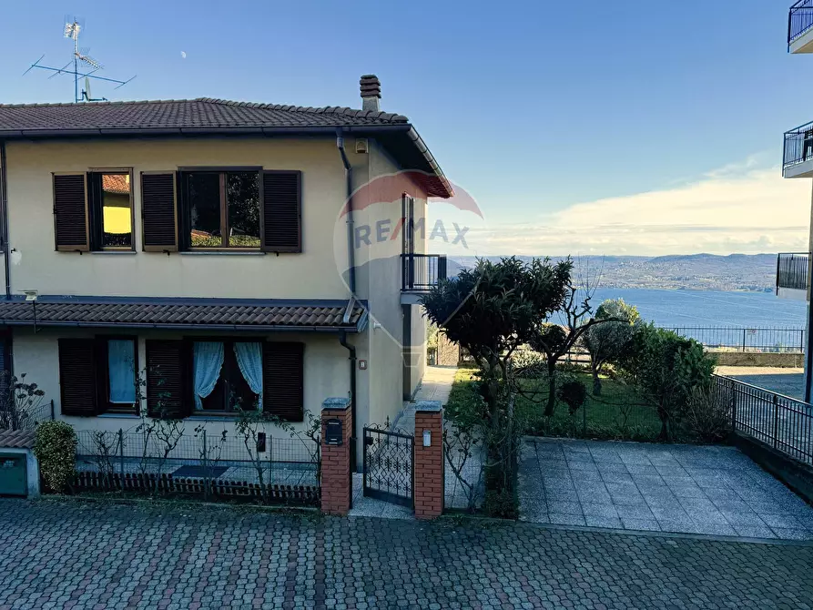 Immagine 1 di Villa in vendita  in Via Alto Vergante a Borgo Ticino
