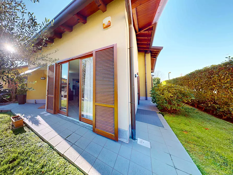 Immagine 1 di Villa in vendita  in via manzoni a Besano