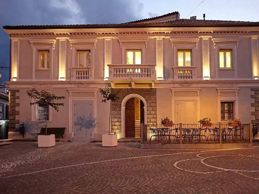 Immagine 1 di Palazzo in vendita  in Piazza Giacomo Matteotti a Amaroni