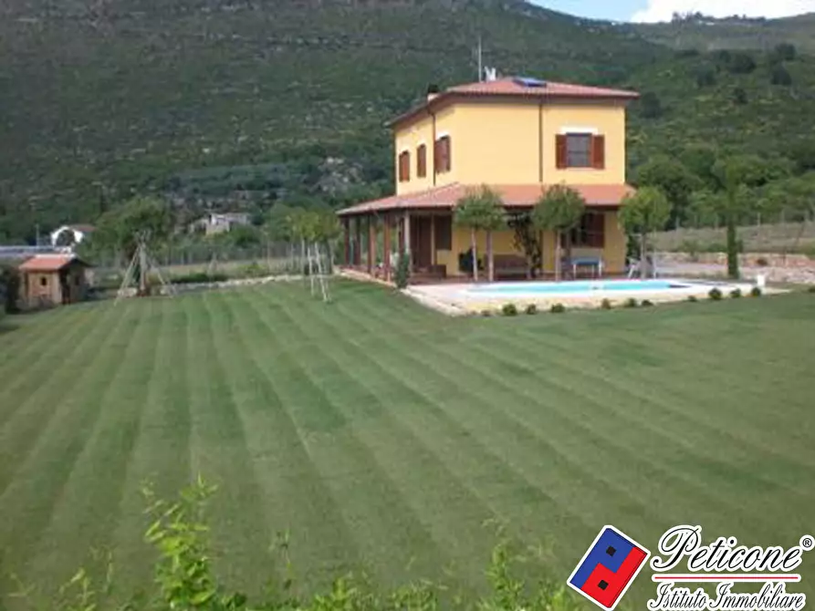 Immagine 1 di Villa in vendita  in Via Cesulo I a Fondi