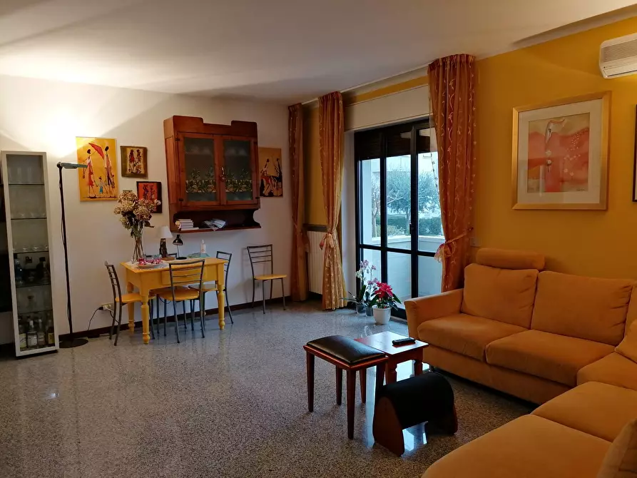 Immagine 1 di Villa in vendita  in Bellocchi a Fano