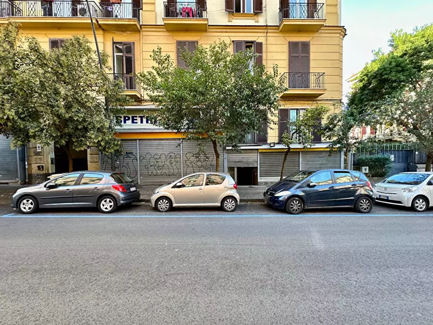 Immagine 1 di Negozio in affitto  in via tino da camaino a Napoli