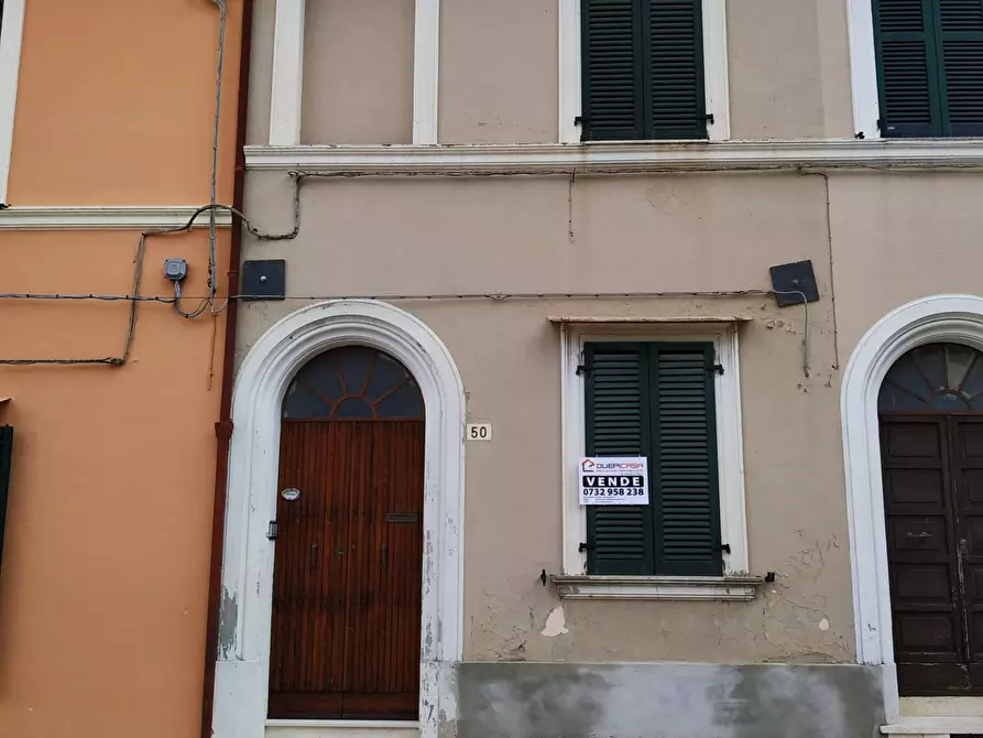 Immagine 1 di Villa in vendita  in Viale Bovio a Fabriano