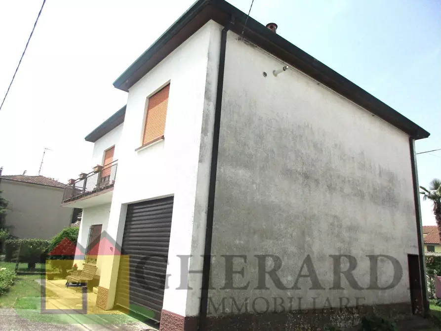 Immagine 1 di Villa in vendita  a Ferrara