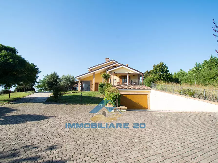 Immagine 1 di Villa in vendita  in VILLA FALCHINI a Teramo