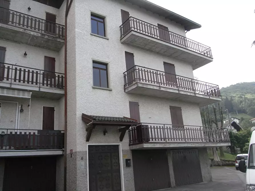 Immagine 1 di Appartamento in vendita  in Via Centro n. 6 a Zogno