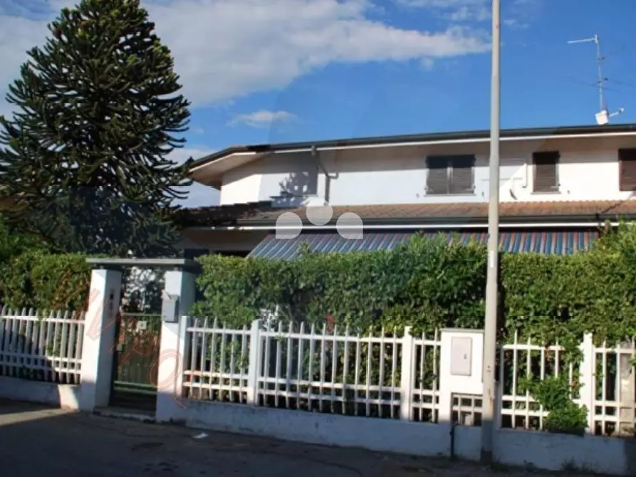 Immagine 1 di Villa in vendita  in Via Lelio Basso a Azzanello