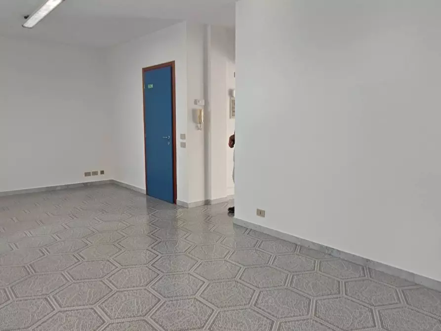 Immagine 1 di Ufficio in affitto  in Via Menini a Viareggio
