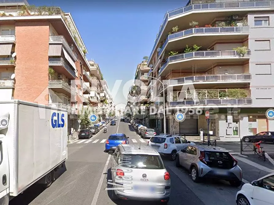 Immagine 1 di Appartamento in vendita  in Via Ugo De Carolis a Roma