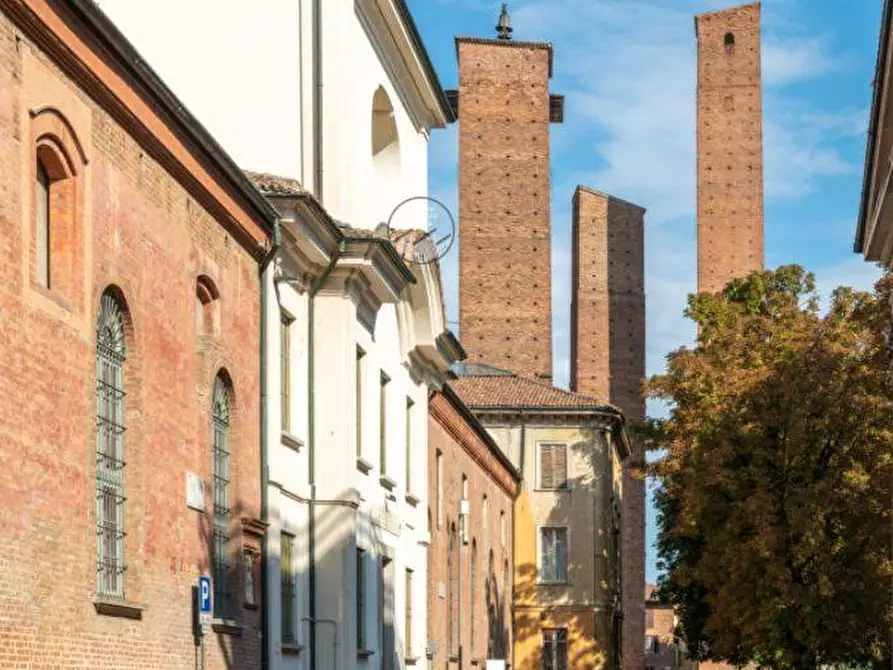Immagine 1 di Locale commerciale in affitto  a Pavia