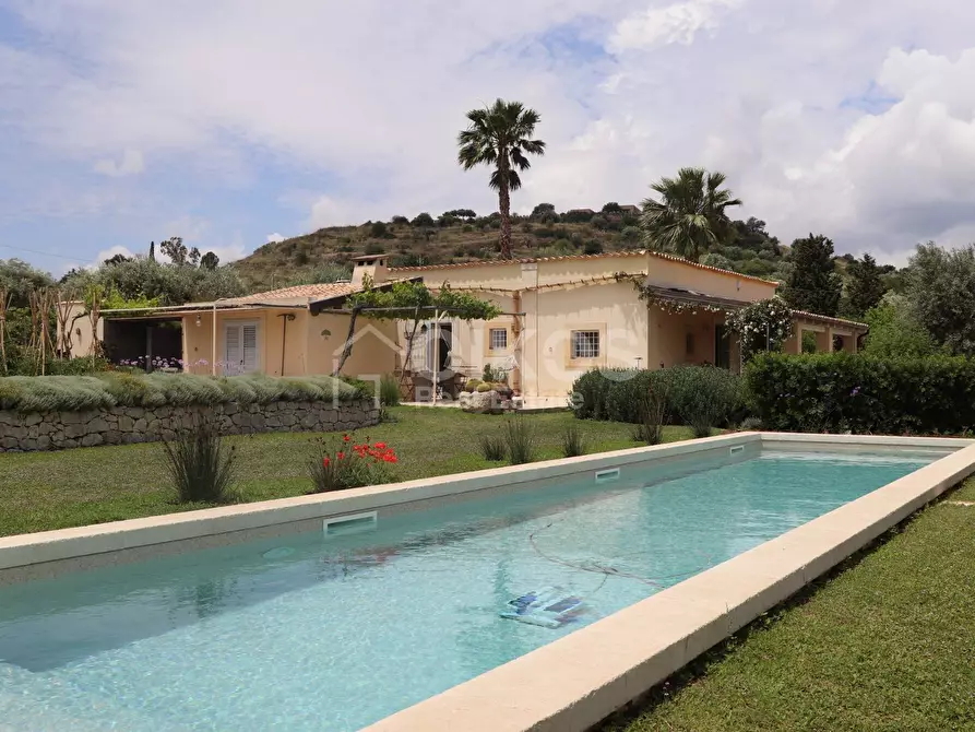 Immagine 1 di Villa in vendita  in via Napoli a Noto