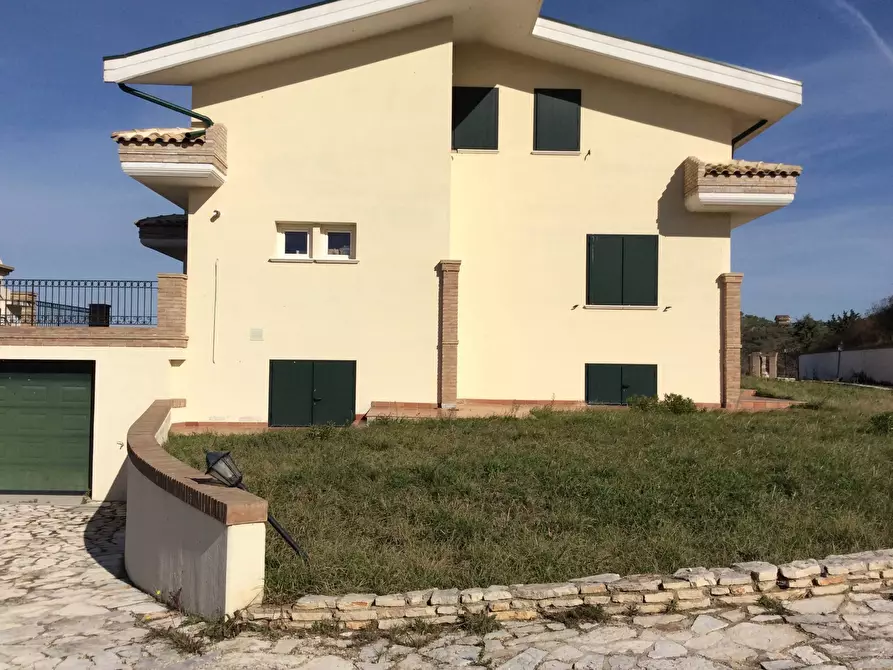 Immagine 1 di Villa in vendita  in C.da Barco a Montesilvano