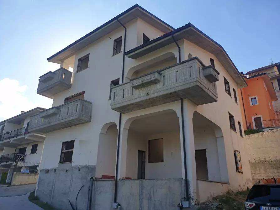 Immagine 1 di Villa in vendita  in Via della Collina a L'aquila