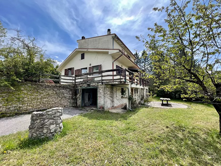 Immagine 1 di Villa in vendita  in Via Casali a Montereale