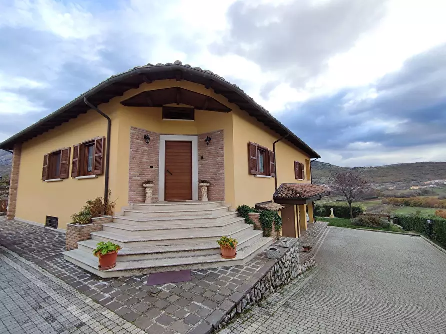 Immagine 1 di Villa in vendita  in Via Cerri a L'aquila