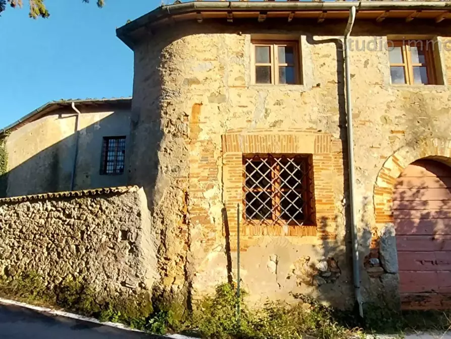 Immagine 1 di Palazzo in vendita  in Via dello Stadio a Camaiore