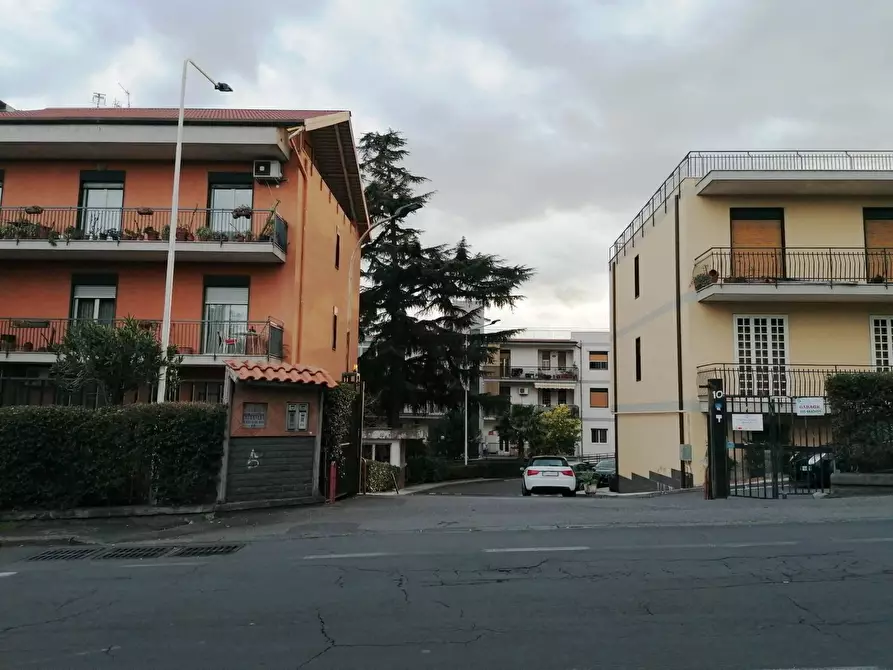 Immagine 1 di Locale commerciale in vendita  in Via Barriera del Bosco a Gravina Di Catania