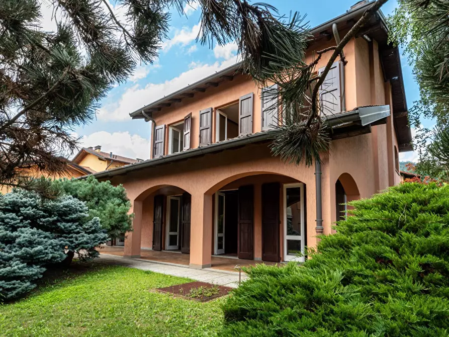 Immagine 1 di Villa in vendita  in Via Silvio Pellico a Adrara San Martino