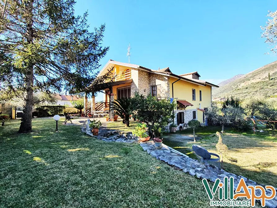 Immagine 1 di Villa in vendita  in Via Provinciale per Lenola a Fondi