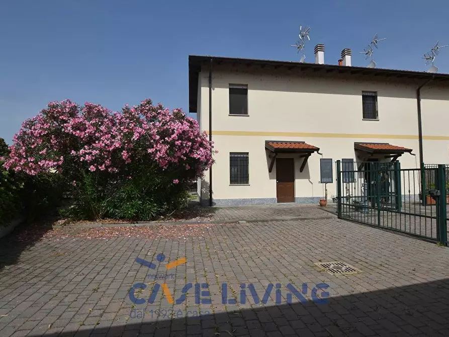 Immagine 1 di Villa in vendita  in via mazzini a Lacchiarella