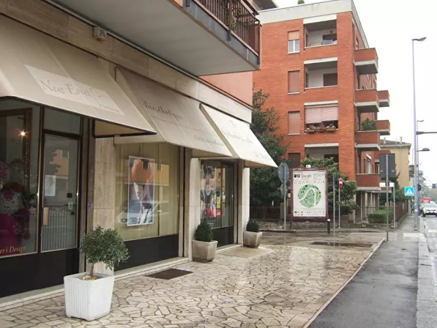 Immagine 1 di Negozio in affitto  in Via Trento a Verona