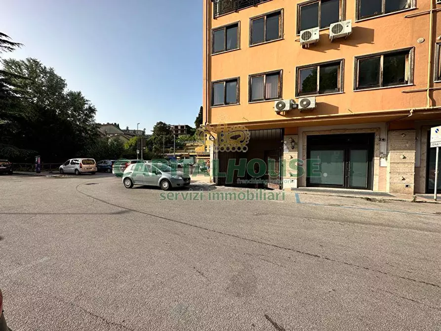 Immagine 1 di Locale commerciale in vendita  in Via Fricchione a Avellino