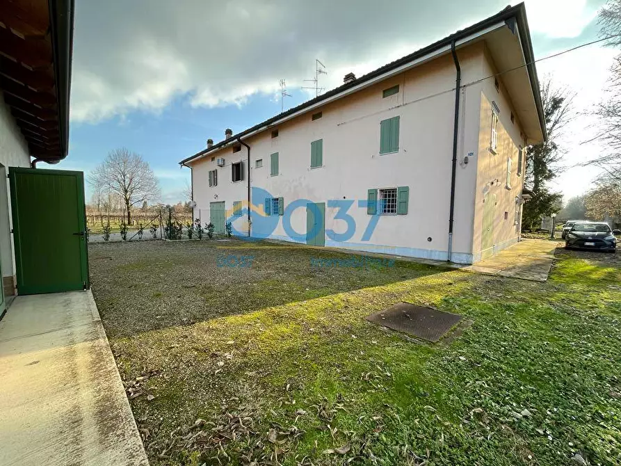 Immagine 1 di Villa in vendita  in Correggio a Correggio