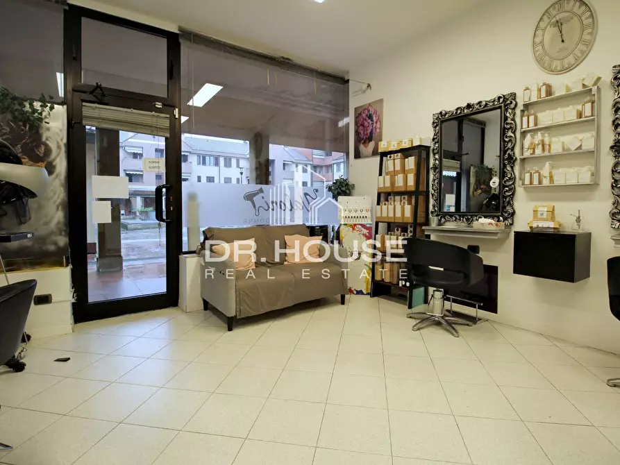 Immagine 1 di Locale commerciale in affitto  in via don milani a Basiano