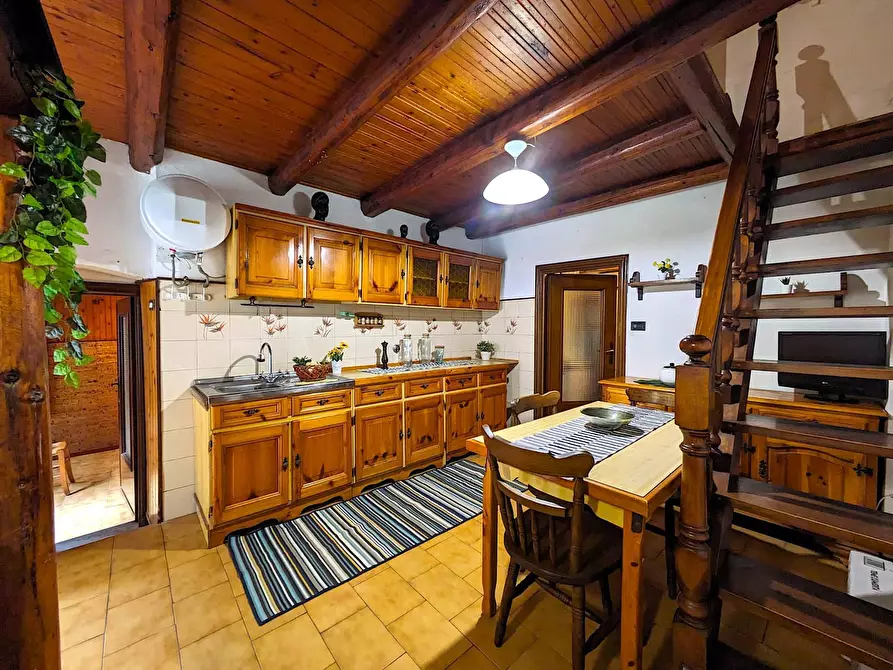 Immagine 1 di Appartamento in vendita  in San Saturnino a Avegno