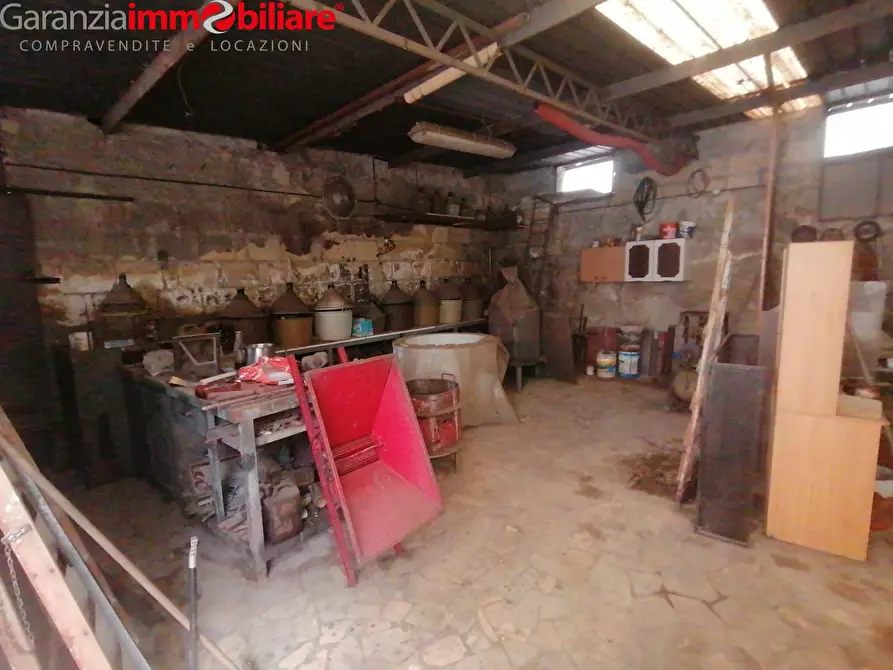 Immagine 1 di Locale commerciale in vendita  in luca giordano a Cercola