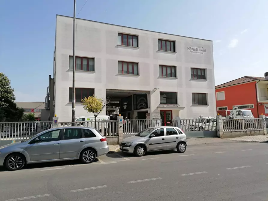 Immagine 1 di Magazzino in vendita  in VIA VAL TIBERINA a San Benedetto Del Tronto