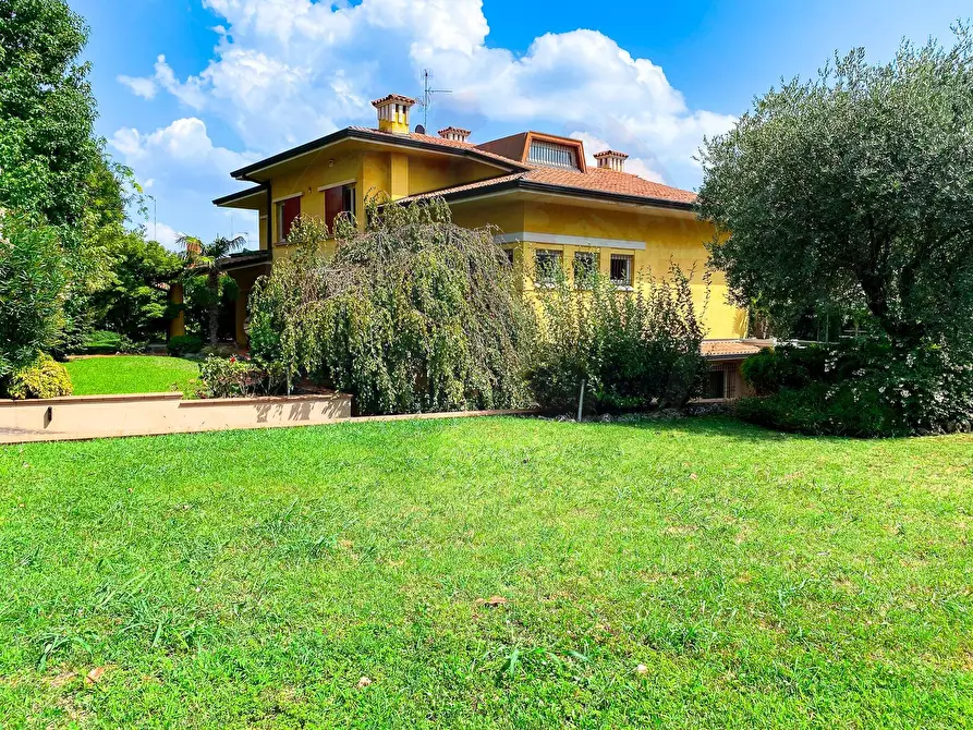 Immagine 1 di Villa in vendita  in via Della Resistenza a Adro