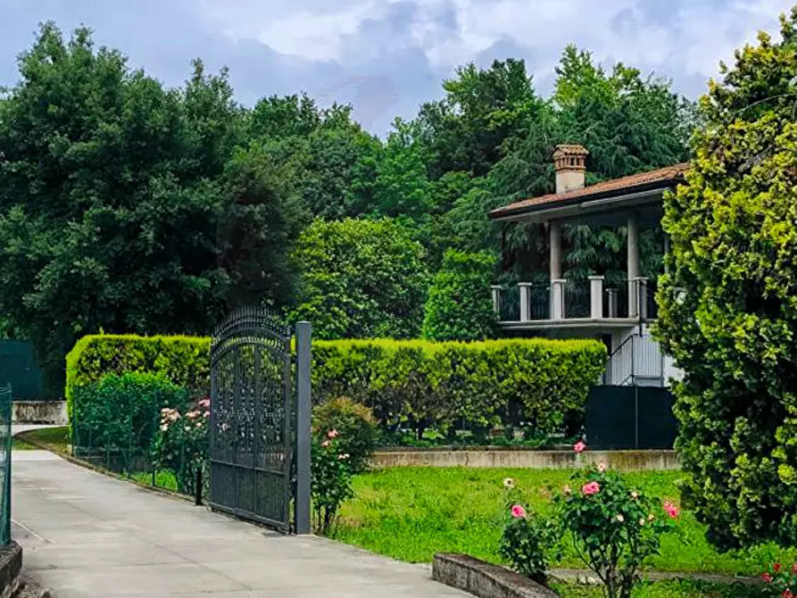 Immagine 1 di Villa in vendita  in Via Giacomo Matteotti a Pontoglio