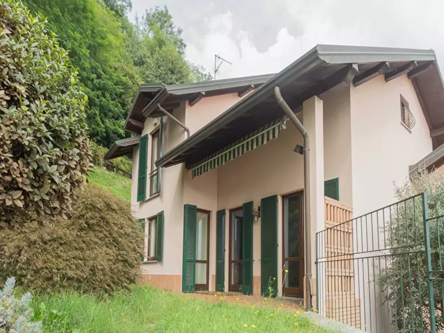 Immagine 1 di Villa in vendita  in Via Papa Giovanni XXIII a Carnago