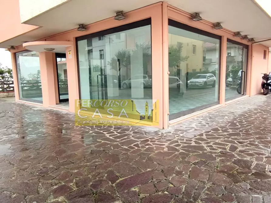 Immagine 1 di Locale commerciale in affitto  in Via Lepanto a Giulianova
