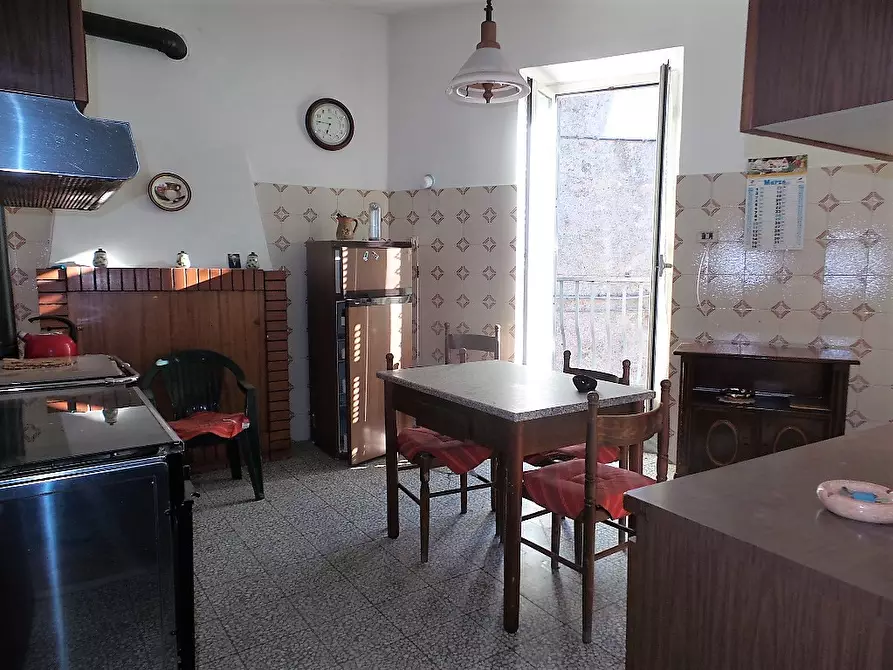 Immagine 1 di Appartamento in vendita  in VIA BORGO VECCHIO a Caprarola