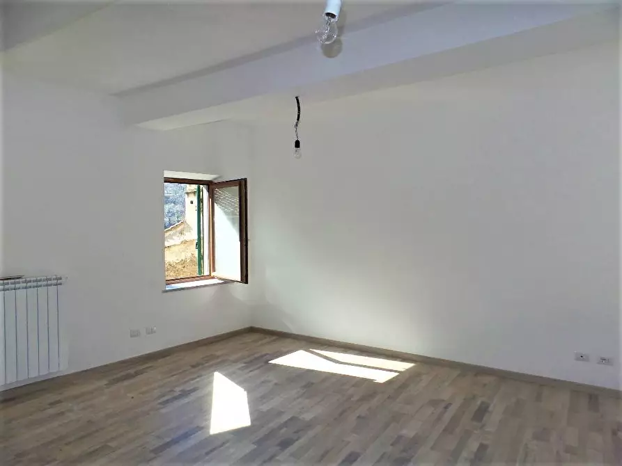 Immagine 1 di Appartamento in vendita  in via Mazzini a Caprarola