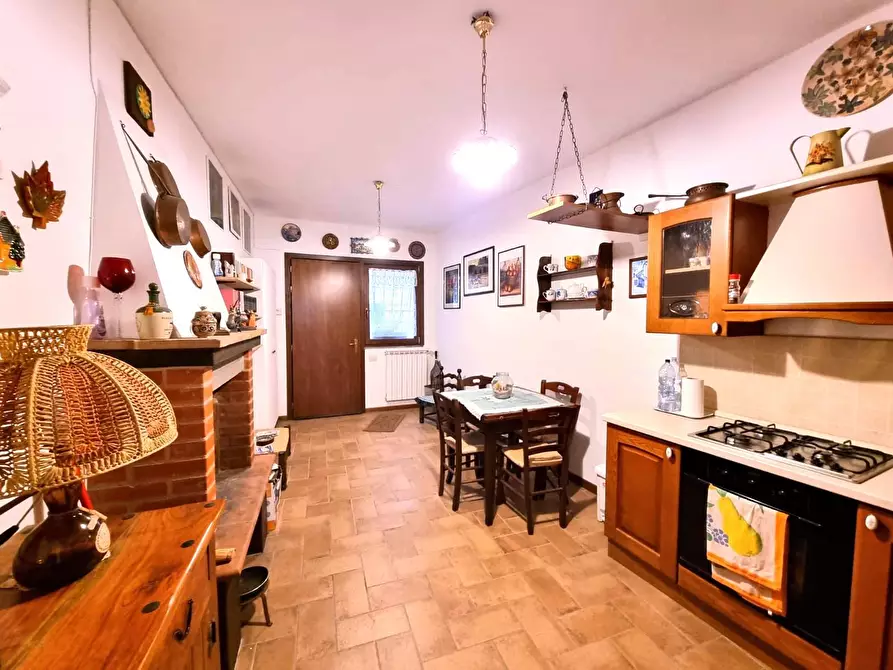 Immagine 1 di Appartamento in vendita  in via Mazzini a Caprarola