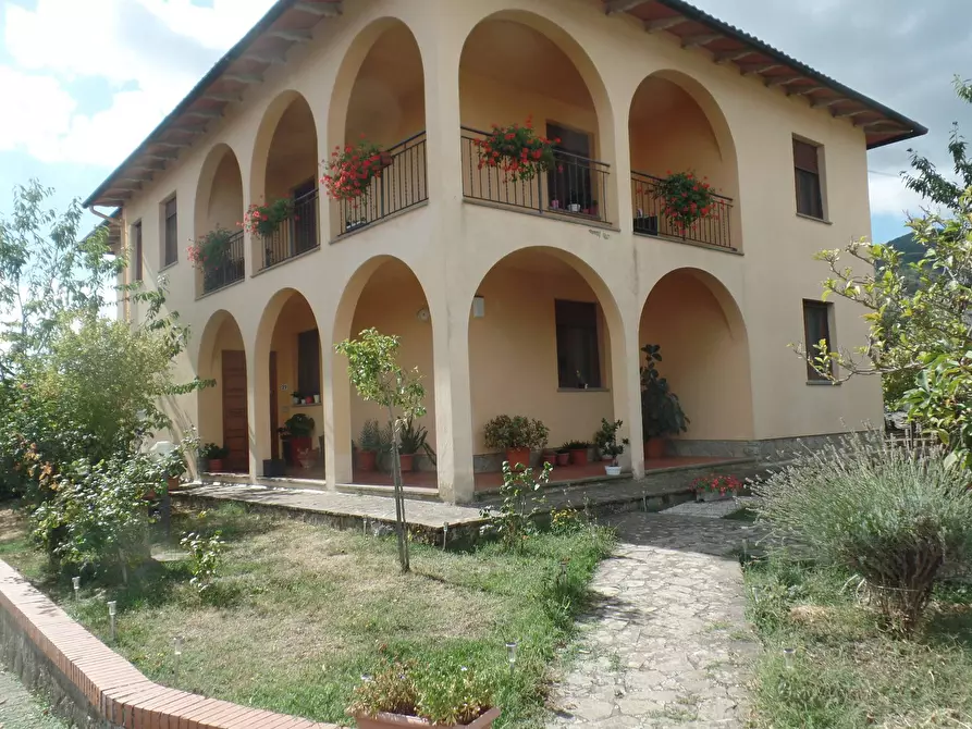 Immagine 1 di Villa in vendita  a Cavriglia