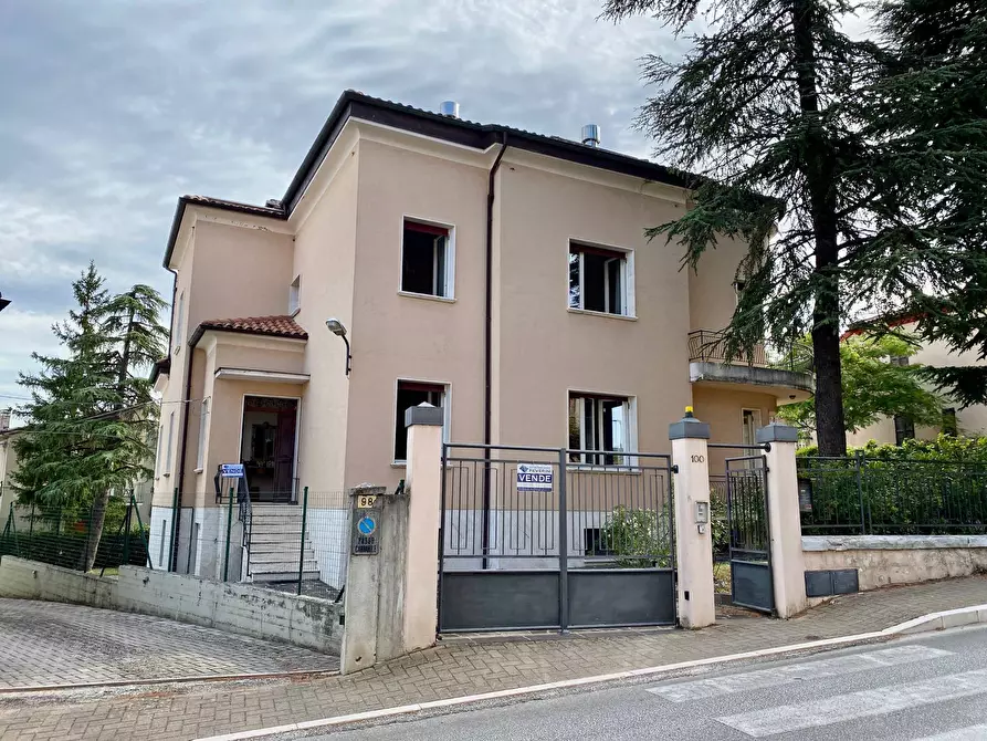 Immagine 1 di Villa in vendita  in VIA SERRALOGGIA a Fabriano