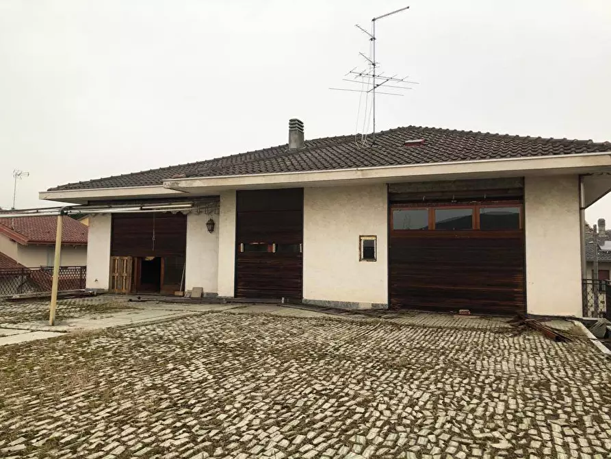 Immagine 1 di Villa in vendita  in VIA GRAMSCI a Oleggio