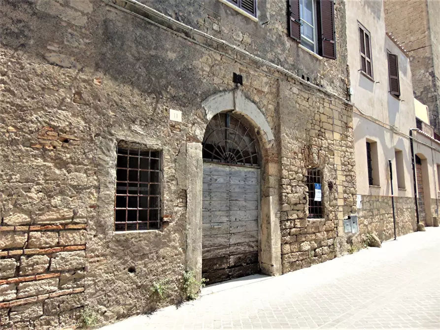 Immagine 1 di Locale commerciale in vendita  in Via di Porta Castello a Tarquinia