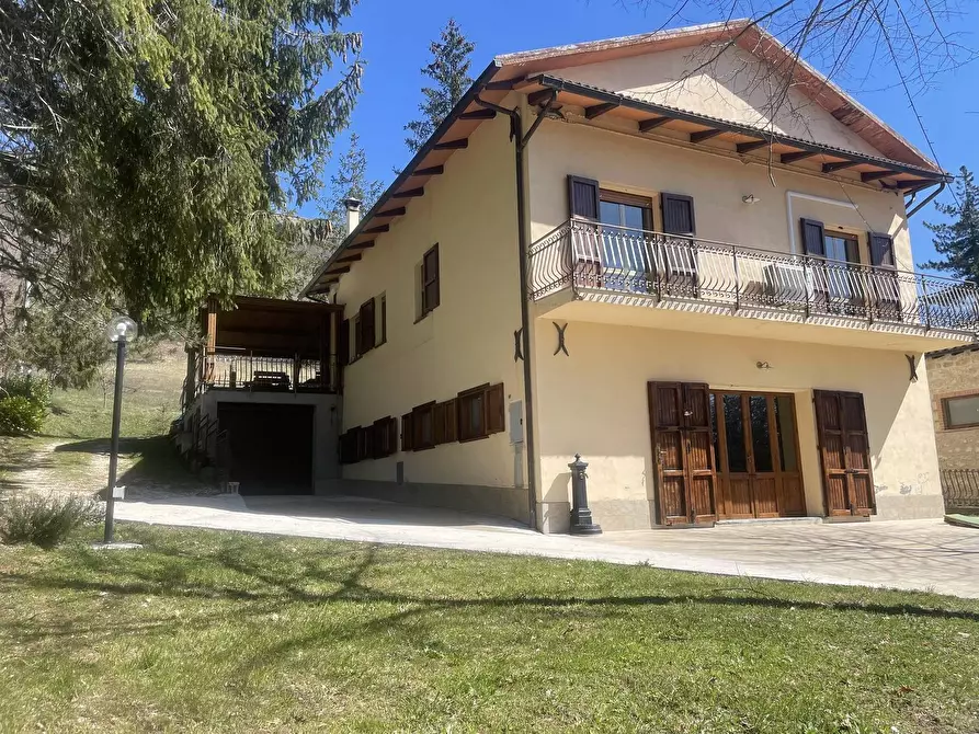 Immagine 1 di Villa in vendita  in Serravalle di Chienti - San Martino a Serravalle Di Chienti