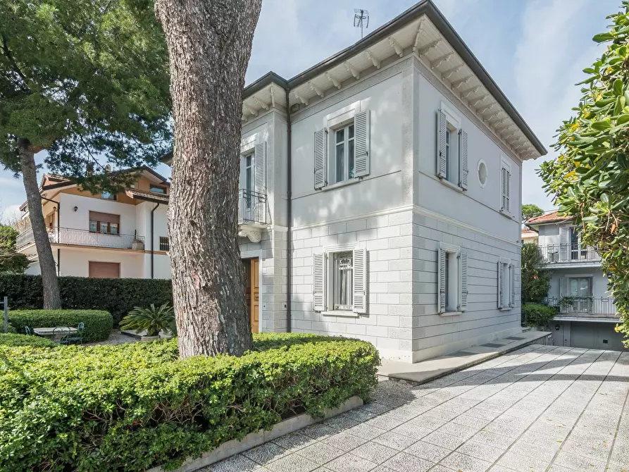 Immagine 1 di Villa in vendita  in Viale D. Chiesa a Riccione
