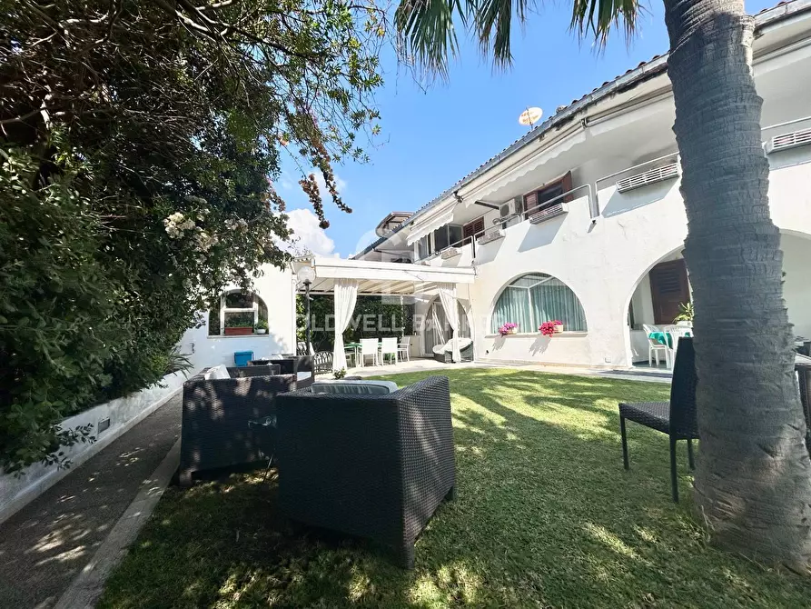 Immagine 1 di Villa in vendita  in Via Pezzana a Aci Castello