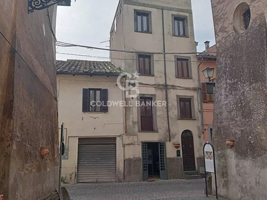 Immagine 1 di Palazzo in vendita  in Via G. Garibaldi a Sutri