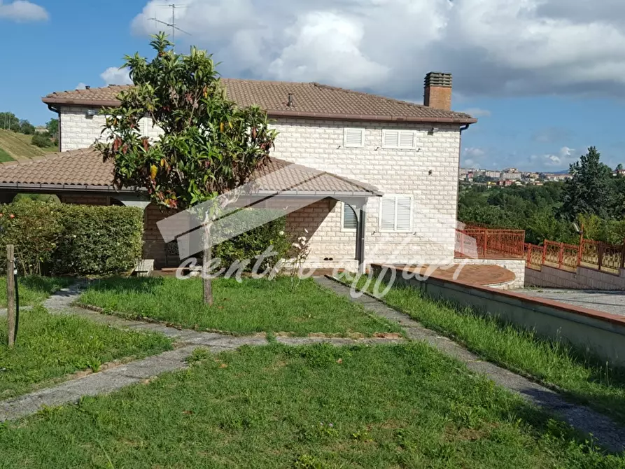 Immagine 1 di Villa in vendita  in Contrada Calvario a Campobasso